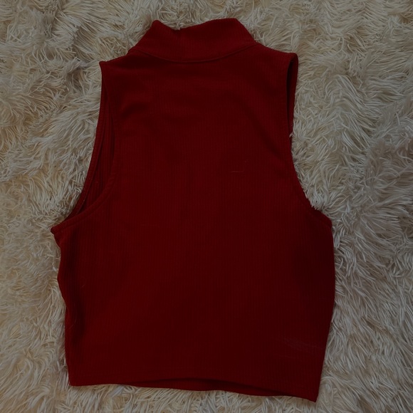 Cute red cropped shirt - Picture 2 of 2